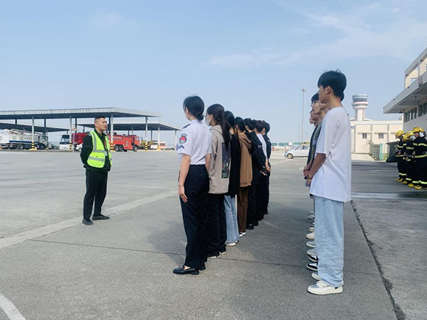 綿陽機(jī)場(chǎng)安檢站對(duì)閬中機(jī)場(chǎng)、民航校  實(shí)習(xí)生開展軍訓(xùn).png