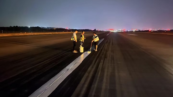 深夜，航班結(jié)束后，工作人員對(duì)跑道中心線進(jìn)行復(fù)新_副本.jpg